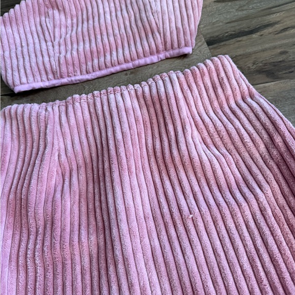Elegant Pink Ribbed Short Skirt Set - Picture 2 of 3